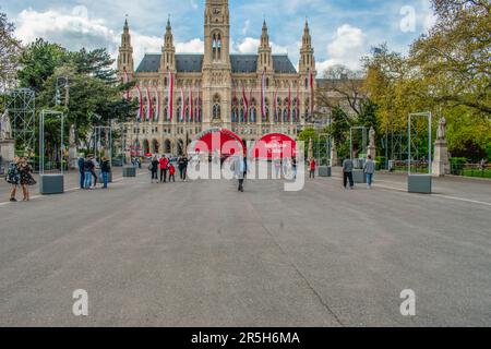 wien, österreich. 1. Mai 2023 rathaus (gotisches rathaus) mit Erkundung der beeindruckenden gotischen Architektur des Rathauses, das zum unesco-Weltkulturerbe in vien gehört Stockfoto