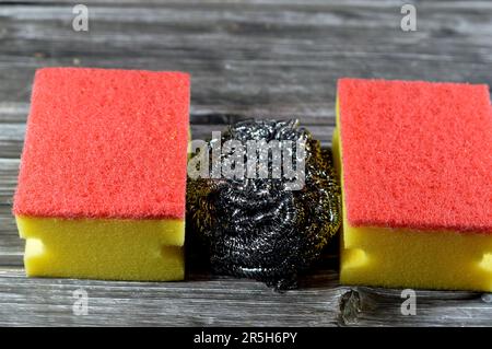 Drahtschwamm, Stahlwolle, ein Bündel aus sehr feinen und flexiblen scharfkantigen Stahl- oder Metallfilamenten und Combo Cellulose und abrasiver zweiseitiger Schwamm für Stockfoto