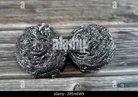 Drahtschwamm, Stahlwolle, ein Bündel aus sehr feinen und flexiblen scharfkantigen Stahl- oder Metallfilamenten, das sich hervorragend zum Reinigen von Glas, Porzellan, Metall eignet Stockfoto