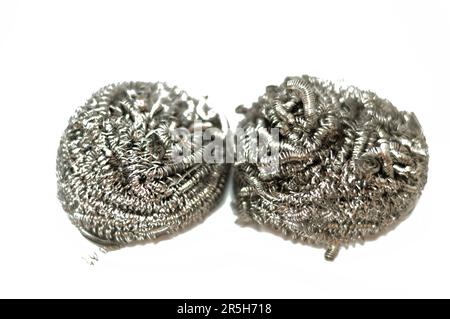 Drahtschwamm, Stahlwolle, ein Bündel aus sehr feinen und flexiblen scharfkantigen Stahl- oder Metallfilamenten, das sich hervorragend zum Reinigen von Glas, Porzellan, Metall eignet Stockfoto