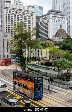 Eine Hong Kong Tram fährt durch den Central District von Hong Kong Island, Hong Kong, China. Stockfoto