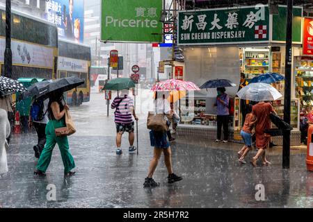 Normale Leute aus Hongkong unterwegs während Eines Gewitters, Causeway Bay, Hongkong, China. Stockfoto