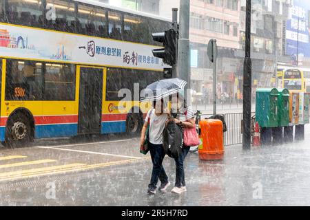 Normale Leute aus Hongkong unterwegs während Eines Gewitters, Causeway Bay, Hongkong, China. Stockfoto