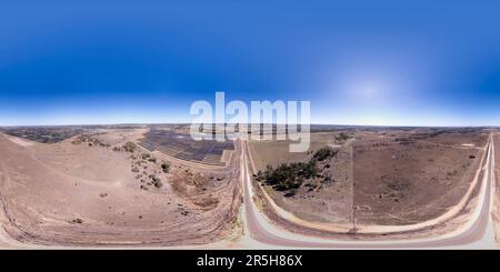 360 Grad Panorama Ansicht von Ein 360-Panorama der Solarfarm, die eine der ersten Big Battery in Queensland in Wandoan South Queensland Australien in Anspruch nimmt.