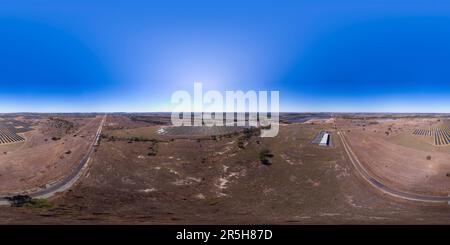 360 Grad Panorama Ansicht von 360°-Panoramabild des ersten großen Batteriespeichersystems (BESS) von Queensland, das die Energie von fast 500.000 Solarpaneelen in Woleebee speichert