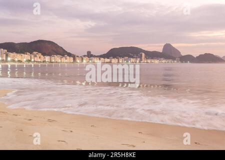 Morgengrauen am Strand Copacabana in Rio de Janeiro, Brasilien. Stockfoto