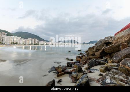 Morgengrauen am Strand Copacabana in Rio de Janeiro, Brasilien. Stockfoto