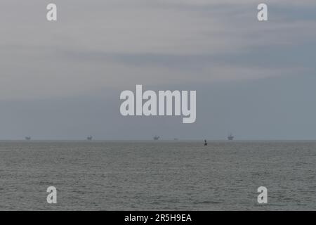 Entfernte Bohrinseln vor der Küste von Santa Barbara, Südkalifornien Stockfoto