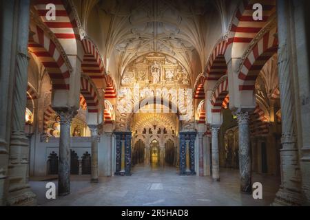 Bogen mit christlichen Elementen in der Al-Hakam II Expasion Gegend der Moschee-Kathedrale von Cordoba - Cordoba, Andalusien, Spanien Stockfoto