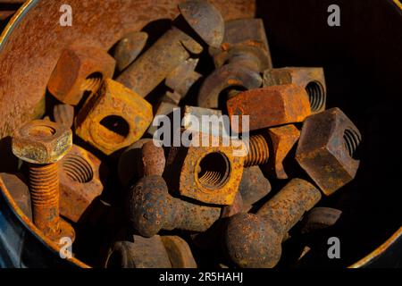 Rostige Muttern und Schrauben in Old Bucket im Train Yard in Willits, Kalifornien Stockfoto