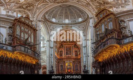 Panoramablick auf Hochaltar und Rohrorgane in der Moschee-Kathedrale von Cordoba - Cordoba, Andalusien, Spanien Stockfoto