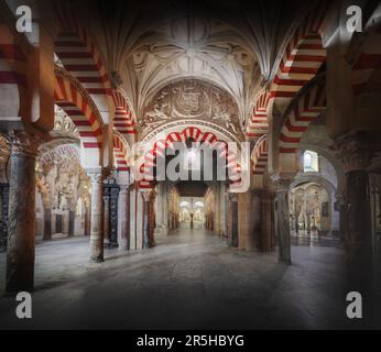 Weiß-roter Multifoil Arch im Al-Hakam II Expasion Gebiet der Moschee-Kathedrale von Cordoba - Cordoba, Andalusien, Spanien Stockfoto