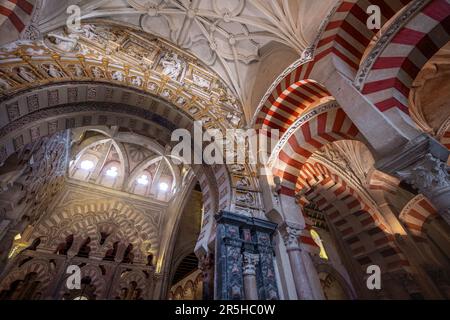 Bögen von Al-Hakam II Expasion Gegend der Moschee-Kathedrale von Cordoba - Cordoba, Andalusien, Spanien Stockfoto