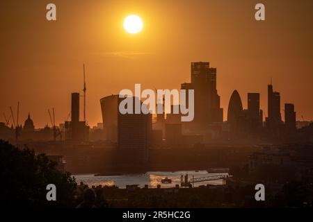 London, Großbritannien. 3. Juni 2023 UK Weather: Dramatischer Sonnenuntergang über der Stadt vom Gipfel des Greenwich Park aus. Die Temperaturen im Vereinigten Königreich werden in der kommenden Woche über 25C °C liegen – was auch den heißesten Tag des Jahres bis jetzt bringen könnte –, sagen die Prognostiker voraus. Kredit: Guy Corbishley/Alamy Live News Stockfoto