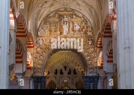 Bogen mit christlichen Elementen in der Al-Hakam II Expasion Gegend der Moschee-Kathedrale von Cordoba - Cordoba, Andalusien, Spanien Stockfoto