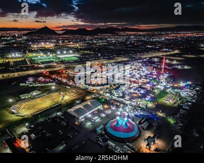 Tauchen Sie ein in die fesselnde Atmosphäre von Chihuahua City bei Nacht mit diesem atemberaubenden Panorama. Das atemberaubende Bild zeigt die Vibration Stockfoto