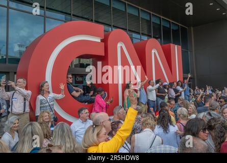 ATLANTA, GA – 1. Juni 2023: Vor dem CNN Center treffen sich Menschen zu Fotografien während eines Treffens von Absolventen des Cable News Network. Stockfoto