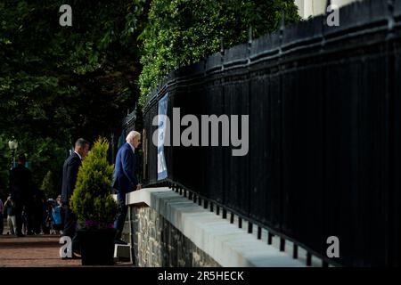 Washington, Vereinigte Staaten. 03. Juni 2023. US-Präsident Joe Biden trifft am 3. Juni 2023 in Washington, DC, zur Messe in der katholischen Kirche der Heiligen Dreifaltigkeit ein. Kredit: Samuel Corum/Pool via CNP/dpa/Alamy Live News Stockfoto