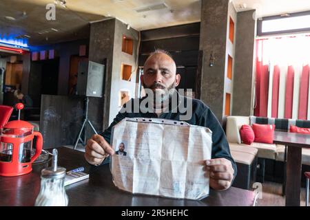 Kiew, Ukraine. 3. Juni 2023. Ali, der aus Syrien in die Ukraine kam, Besitzer eines hauseigenen Cafés in Kiew, das von einer russischen Drohne zerstört wurde, zeigt SEIN Flüchtlingsdokument (Kreditbild: © Lev Radin/Pacific Press via ZUMA Press Wire) NUR REDAKTIONELLER GEBRAUCH! Nicht für den kommerziellen GEBRAUCH! Stockfoto