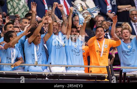 London, Großbritannien. 4. Juni 2023. Ilkay Gundogan (3. R) von Manchester City feiert, dass er die Trophäe nach dem FA-Cup-Finalspiel zwischen Manchester City und Manchester United im britischen London am Juni hebt. 3, 2023. Man City gewann 2:1. Kredit: Xinhua/Alamy Live News Stockfoto