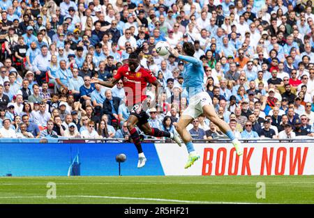 London, Großbritannien. 4. Juni 2023. Jack Grealish (R) von Manchester City nimmt den Ball unter dem Druck von Aaron Wan-Bissaka von Manchester United an, was zu einer Strafe während des FA-Cup-Finalspiels zwischen Manchester City und Manchester United in London, Großbritannien, am Juni führt. 3, 2023. Man City gewann 2:1. Kredit: Xinhua/Alamy Live News Stockfoto