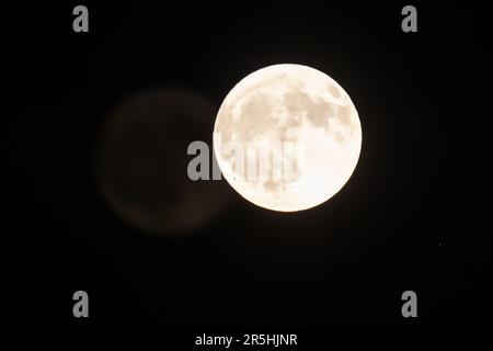 London, Großbritannien. 03. Juni 2023. Ein Vollmond, auch bekannt als June's Strawberry Moon, erhebt sich über Twickenham. Kredit: SOPA Images Limited/Alamy Live News Stockfoto