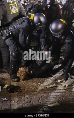 Leipzig, Deutschland. 04. Juni 2023. Die Polizei nimmt einen Demonstranten in Gewahrsam. Während der Demonstrationen gegen die linke Szene im Zusammenhang mit dem Lina-Prozess gab es am Wochenende Aufstände zwischen Kapuzenmenschen und der Polizei im Connewitz-Bezirk. Kredit: Sebastian Willnow/dpa/Alamy Live News Stockfoto