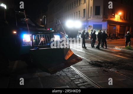 Leipzig, Deutschland. 04. Juni 2023. Ein Räumungsfahrzeug und Polizisten stehen an einer Kreuzung. Während der Demonstrationen gegen die linke Szene im Zusammenhang mit dem Lina-Prozess gab es am Wochenende Aufstände zwischen Kapuzenmenschen und der Polizei im Bezirk Connewitz. Kredit: Sebastian Willnow/dpa/Alamy Live News Stockfoto