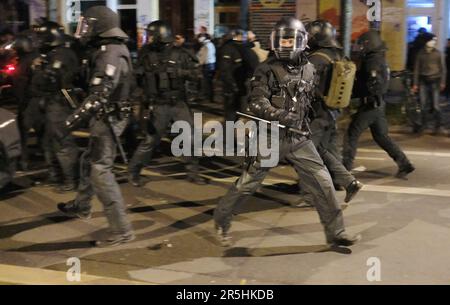 Leipzig, Deutschland. 04. Juni 2023. Polizisten im Dienst in einer Straße in Südvorstadt. Während der Demonstrationen gegen die linke Szene im Zusammenhang mit dem Lina-Prozess gab es am Wochenende Aufstände zwischen Kapuzenmenschen und der Polizei im Connewitz-Bezirk. Kredit: Sebastian Willnow/dpa/Alamy Live News Stockfoto