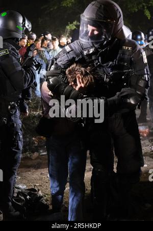 Leipzig, Deutschland. 04. Juni 2023. Die Polizei nimmt einen Demonstranten in Gewahrsam. Während der Demonstrationen gegen die linke Szene im Zusammenhang mit dem Lina-Prozess gab es am Wochenende Aufstände zwischen Kapuzenmenschen und der Polizei im Connewitz-Bezirk. Kredit: Sebastian Willnow/dpa/Alamy Live News Stockfoto