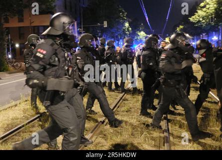 Leipzig, Deutschland. 04. Juni 2023. Polizisten im Dienst in einer Straße in Südvorstadt. Während der Demonstrationen gegen die linke Szene im Zusammenhang mit dem Lina-Prozess gab es am Wochenende Aufstände zwischen Kapuzenmenschen und der Polizei im Connewitz-Bezirk. Kredit: Sebastian Willnow/dpa/Alamy Live News Stockfoto