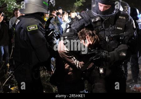 Leipzig, Deutschland. 04. Juni 2023. Die Polizei nimmt einen Demonstranten in Gewahrsam. Während der Demonstrationen gegen die linke Szene im Zusammenhang mit dem Lina-Prozess gab es am Wochenende Aufstände zwischen Kapuzenmenschen und der Polizei im Connewitz-Bezirk. Kredit: Sebastian Willnow/dpa/Alamy Live News Stockfoto