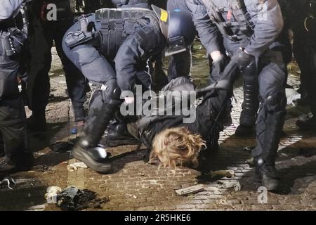 Leipzig, Deutschland. 04. Juni 2023. Die Polizei nimmt einen Demonstranten in Gewahrsam. Während der Demonstrationen gegen die linke Szene im Zusammenhang mit dem Lina-Prozess gab es am Wochenende Aufstände zwischen Kapuzenmenschen und der Polizei im Connewitz-Bezirk. Kredit: Sebastian Willnow/dpa/Alamy Live News Stockfoto