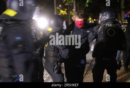 Leipzig, Deutschland. 04. Juni 2023. Die Polizei nimmt einen Demonstranten in Gewahrsam. Während der Demonstrationen gegen die linke Szene im Zusammenhang mit dem Lina-Prozess gab es am Wochenende Aufstände zwischen Kapuzenmenschen und der Polizei im Connewitz-Bezirk. Kredit: Sebastian Willnow/dpa/Alamy Live News Stockfoto