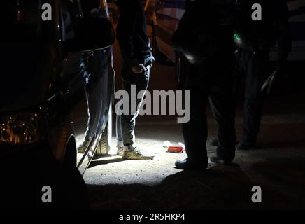 Leipzig, Deutschland. 04. Juni 2023. Die Polizei nimmt einen Demonstranten in Gewahrsam. Während der Demonstrationen gegen die linke Szene im Zusammenhang mit dem Lina-Prozess gab es am Wochenende Aufstände zwischen Kapuzenmenschen und der Polizei im Connewitz-Bezirk. Kredit: Sebastian Willnow/dpa/Alamy Live News Stockfoto