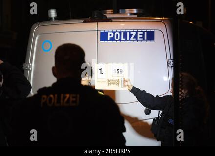 Leipzig, Deutschland. 04. Juni 2023. Das Opfer einer sogenannten Polizeiumzingelung während des Identifizierungsdienstes. Während der Demonstrationen gegen die linke Szene im Zusammenhang mit dem Lina-Prozess gab es am Wochenende Aufstände zwischen Kapuzenmenschen und der Polizei im Bezirk Connewitz. Kredit: Sebastian Willnow/dpa/Alamy Live News Stockfoto