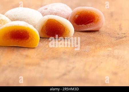 Eine Reihe von Mochi-Teigtaschen mit Fruchtfüllung Stockfoto
