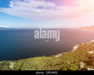 Luftwolken. Panoramablick auf das Meer mit kristallklarem azurblauem Meer. Yachten in einer wunderschönen Lagune vor dem Hintergrund von Felsen. Das Konzept eines Ideal Stockfoto