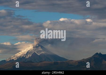 Vulkan Cotopaxi Explosion mit Aschewolke und Rauch, Cotopaxi Nationalpark, Ecuador. Stockfoto