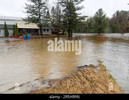 Hochwasser blockiert den Zugang zur Straße. Quebec, Kanada Stockfoto