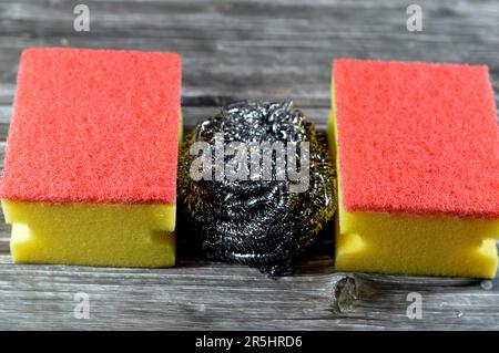 Drahtschwamm, Stahlwolle, ein Bündel aus sehr feinen und flexiblen scharfkantigen Stahl- oder Metallfilamenten und Combo Cellulose und abrasiver zweiseitiger Schwamm für Stockfoto