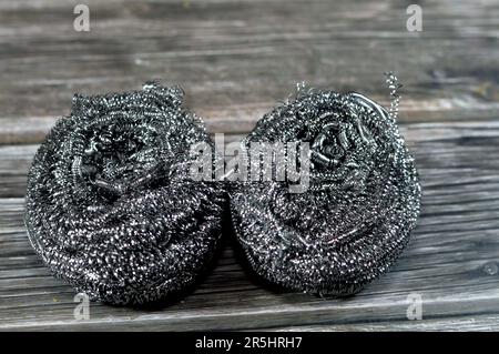 Drahtschwamm, Stahlwolle, ein Bündel aus sehr feinen und flexiblen scharfkantigen Stahl- oder Metallfilamenten, das sich hervorragend zum Reinigen von Glas, Porzellan, Metall eignet Stockfoto