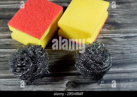 Drahtschwamm, Stahlwolle, ein Bündel aus sehr feinen und flexiblen scharfkantigen Stahl- oder Metallfilamenten und Combo Cellulose und abrasiver zweiseitiger Schwamm für Stockfoto