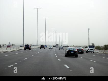 Gizeh, Ägypten, Mai 21 2023: 26. Juli Straßenbauprojekt umfasst Ausbau und Modernisierung in der Ferne von der Kreuzung Stockfoto