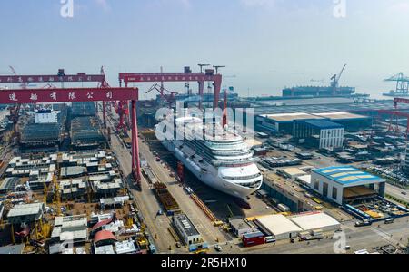 SHANGHAI, CHINA - 26. APRIL 2023 - Eine allgemeine Ansicht zeigt die Adora Magic City, Chinas erstes im Inland gebautes großes Kreuzfahrtschiff, das sich in der letzten Bauphase befindet, in Shanghai, China, 26. April 2023. Wie geplant beginnt die Adora Magic City am 1. Juni 2023 offiziell mit dem sechstägigen Andocken. Während dieses Zeitraums wird die Positionsdynamik des Kreuzfahrtschiffs durch den Landtraktor gesteuert, und es werden drei Schlüsseltests durchgeführt, darunter Neigungstests, Spültests an der Schießseite, Entkopplungstests an den Rettungsbooten und Kreuzfahrttests, um das Gewicht und den Schwerpunkt des gesamten Schiffes zu überprüfen Stockfoto