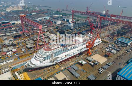 SHANGHAI, CHINA - 26. APRIL 2023 - Eine allgemeine Ansicht zeigt die Adora Magic City, Chinas erstes im Inland gebautes großes Kreuzfahrtschiff, das sich in der letzten Bauphase befindet, in Shanghai, China, 26. April 2023. Wie geplant beginnt die Adora Magic City am 1. Juni 2023 offiziell mit dem sechstägigen Andocken. Während dieses Zeitraums wird die Positionsdynamik des Kreuzfahrtschiffs durch den Landtraktor gesteuert, und es werden drei Schlüsseltests durchgeführt, darunter Neigungstests, Spültests an der Schießseite, Entkopplungstests an den Rettungsbooten und Kreuzfahrttests, um das Gewicht und den Schwerpunkt des gesamten Schiffes zu überprüfen Stockfoto