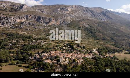 Frankreich, Provence Alpes Cote d'Azur, Departement Alpes-Maritime, Greolieres, August 2022. Luftaufnahme einer Landschaft im Vallee du Loup in der Nähe der Stadt Stockfoto