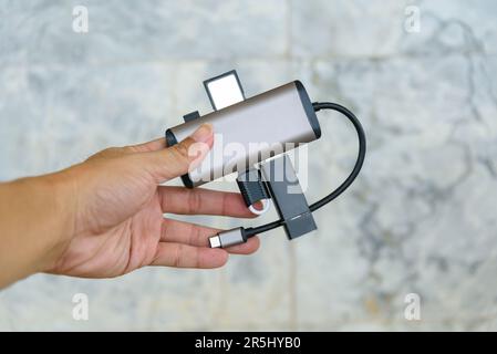 Der Typ-C-HUB 8 in 1 für den Anschluss beliebiger Geräte Stockfoto