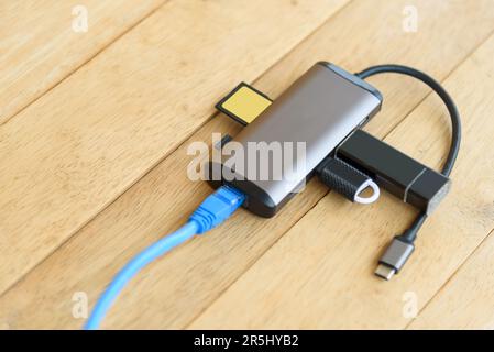 Der Typ-C-HUB 8 in 1 für den Anschluss beliebiger Geräte Stockfoto