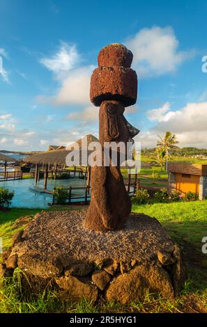 Moai Stone Statue mit Red hat Nahaufnahme vertikales Porträt. Berühmte archäologische Stätte Tahai von Hanga Roa Waterfront, Osterinsel Rapa Nui, Chile Stockfoto